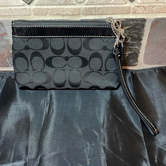 🎉HP🎉 NWOT COACH Monogram Wristlet Black and red inside One card slot - Picture 2 of 8